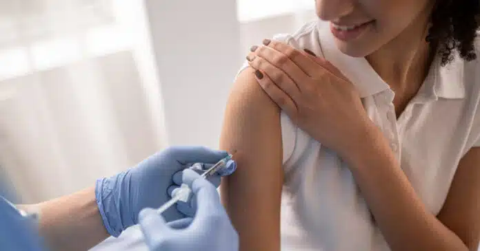 Vaccini a mRNA: efficacia inalterata dopo 7 mesi