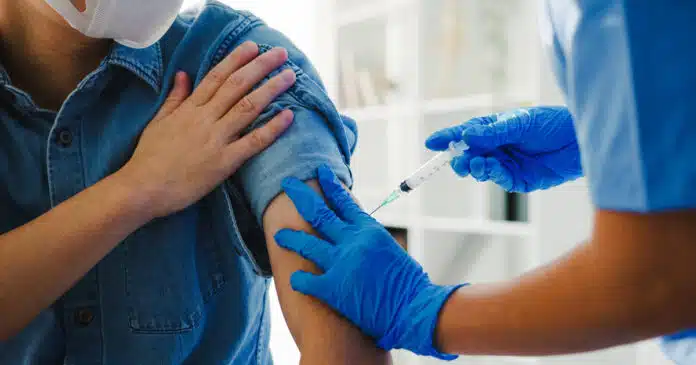 Vaccini anticovid e influenzale insieme