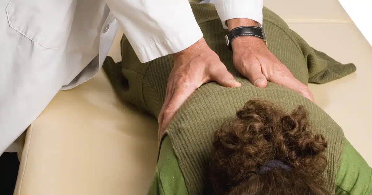 Contro l'ernia del disco: l’alleanza tra osteopata e paziente.