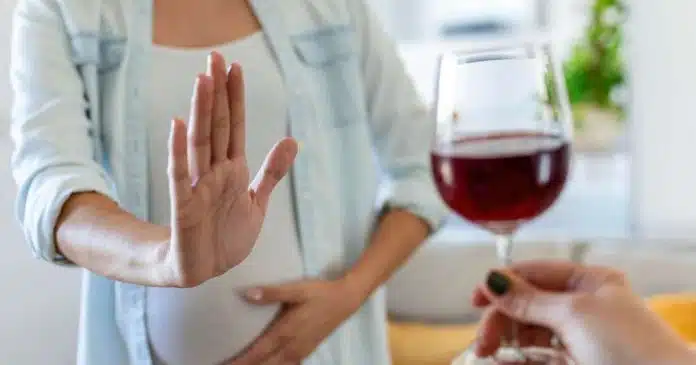 Alcol in gravidanza: danni al feto anche se assunto in modica quantità