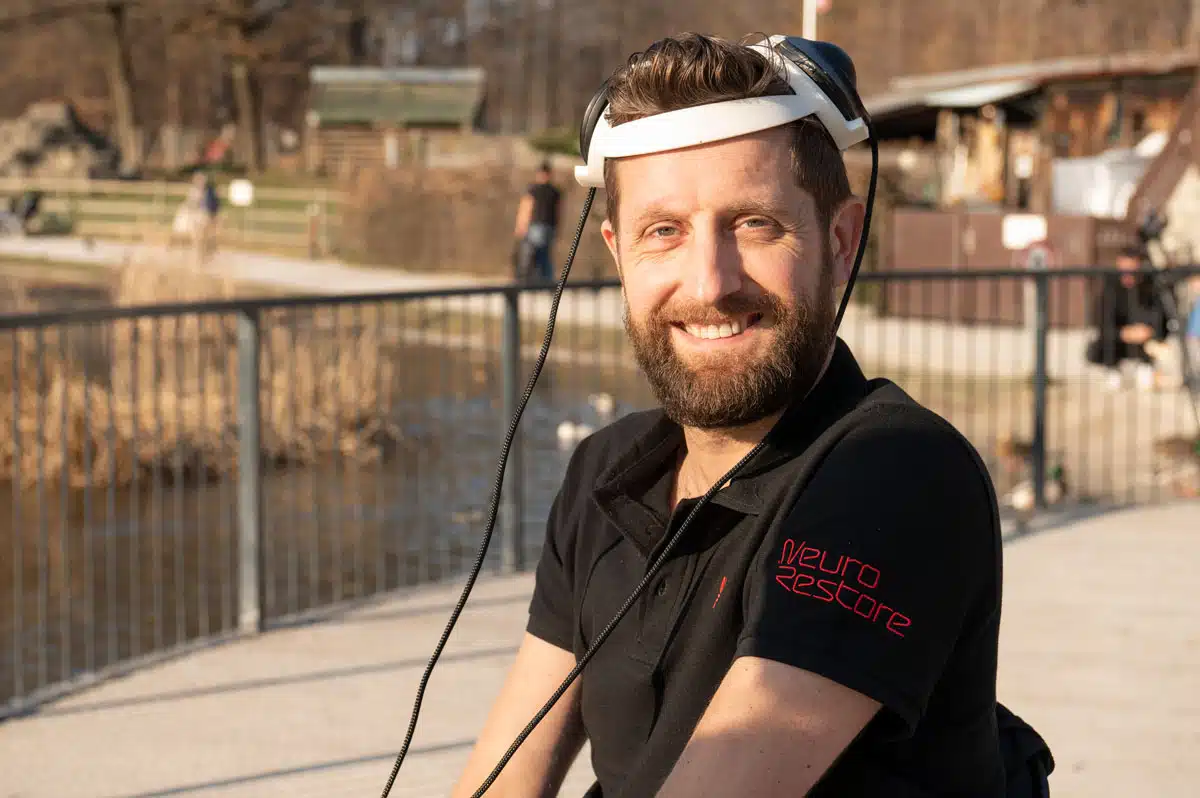 Uomo paralizzato torna a camminare grazie a un ponte digitale