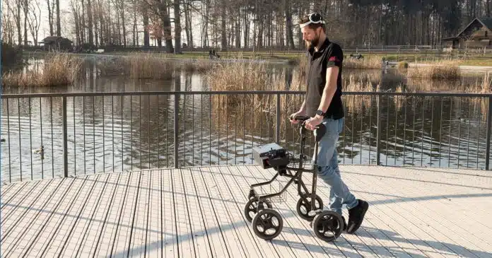 Uomo paralizzato torna a camminare grazie a un ponte digitale